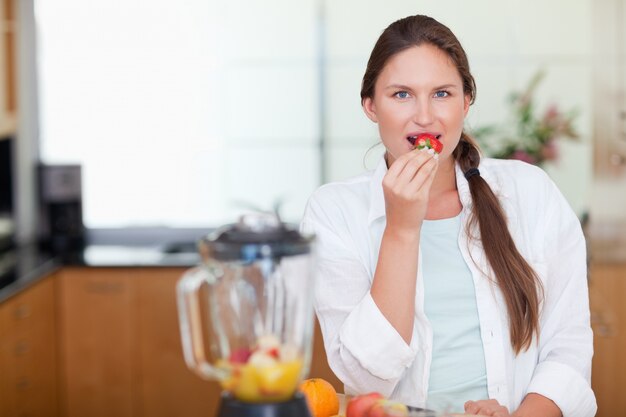 Mujer comiendo una fresa