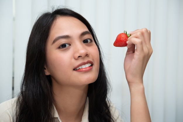 Mujer comiendo fresas frescas