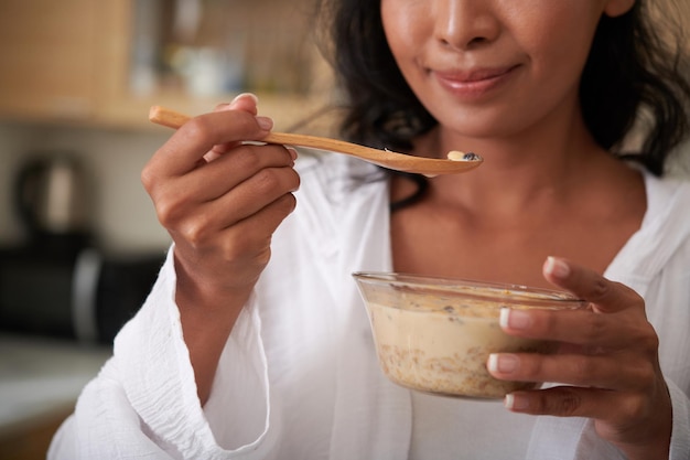 Mujer comiendo granola con bayas