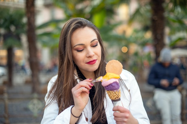 Mujer comiendo un helado al aire libre