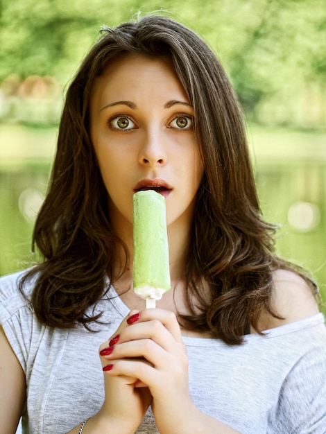 Foto mujer comiendo helado día soleado al aire libre