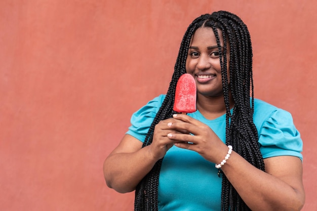 mujer comiendo helado y riendo