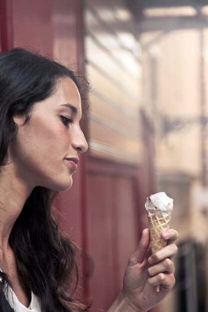 Mujer comiendo helado