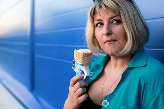 Mujer comiendo helado