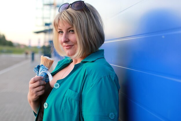 Mujer comiendo helado