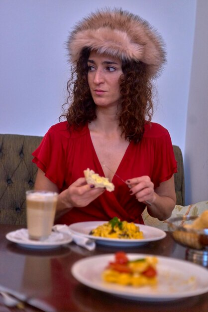 Mujer comiendo en la mesa