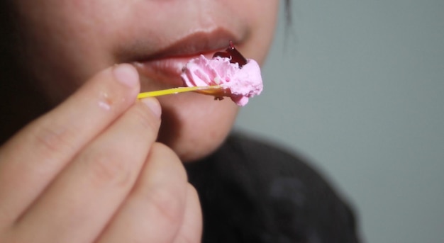 Foto mujer comiendo pastel deliciosamente