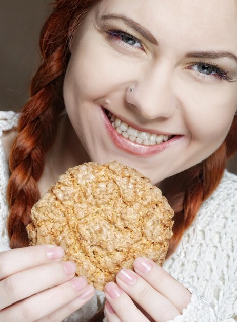 Mujer comiendo un pastel