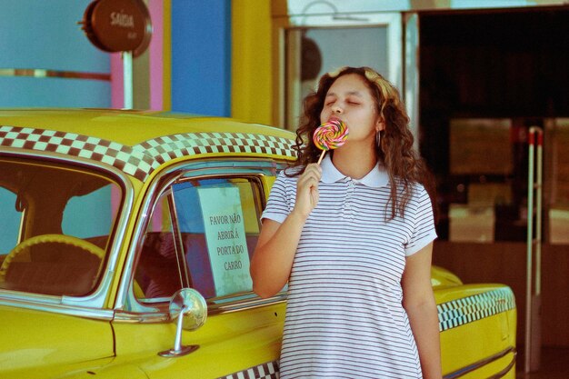 Foto mujer comiendo piruleta