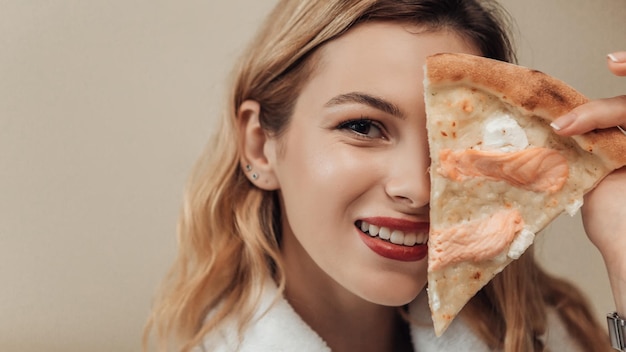 Mujer comiendo pizza en la cama