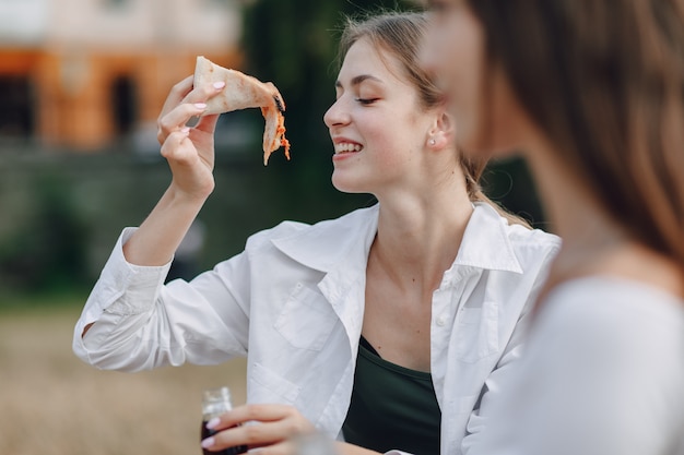 Mujer comiendo pizza