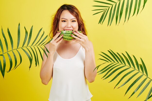 Mujer comiendo sandía