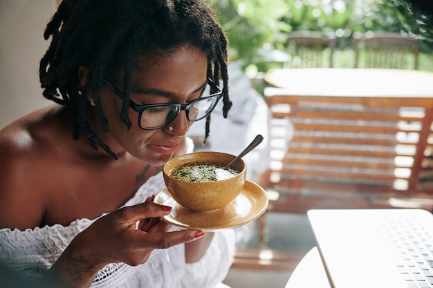 Mujer comiendo sopa