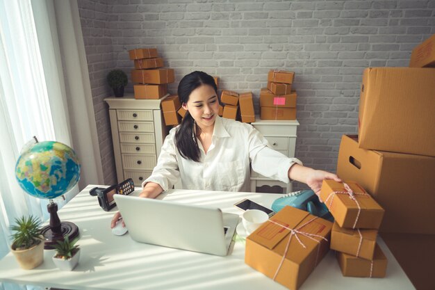 Mujer comienza a trabajar en casa en autónomos