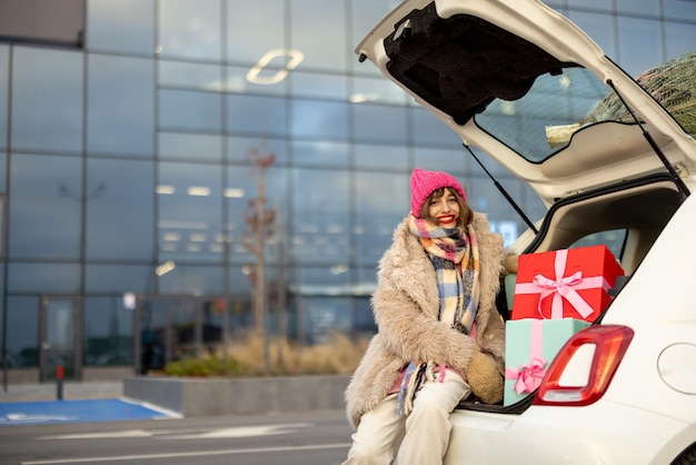 Mujer compra regalos de Navidad en el centro comercial