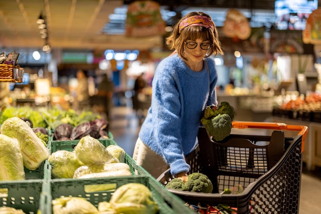 Foto mujer, compra, vegetales, en, supermercado