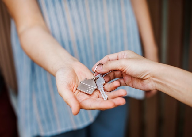 Mujer comprando una casa nueva