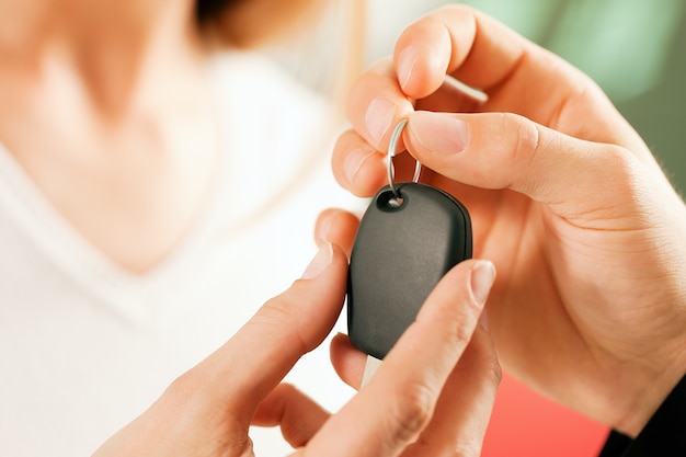 Foto mujer comprando coche - se le da la llave