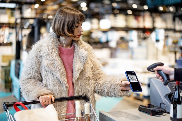 Mujer comprando con código qr