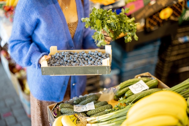 Mujer comprando comida en el mercado