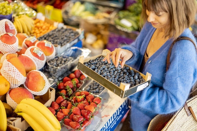 Mujer comprando comida en el mercado