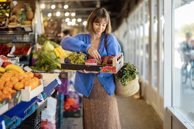 Mujer comprando comida en el mercado