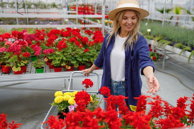 Mujer comprando flores en un invernadero