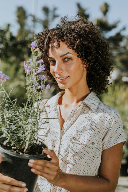 Mujer comprando flores en un vivero