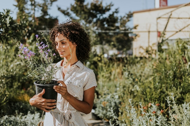 Mujer comprando flores en un vivero