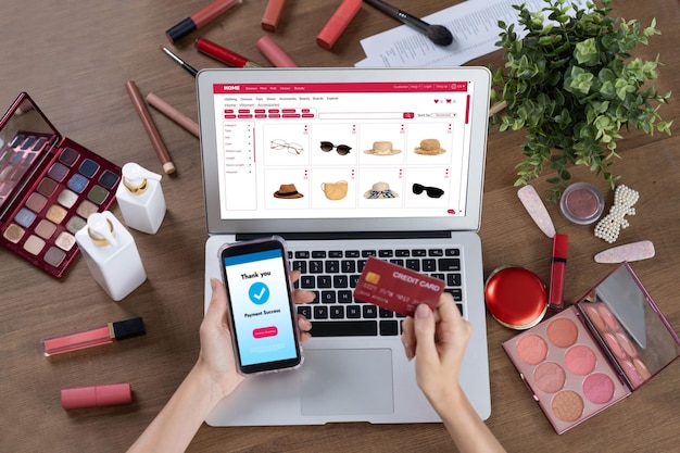 Mujer comprando en línea en el mercado de Internet buscando artículos en venta para un estilo de vida moderno y usando tarjeta de crédito para pagos en línea desde una billetera protegida por el mejor software de seguridad cibernética