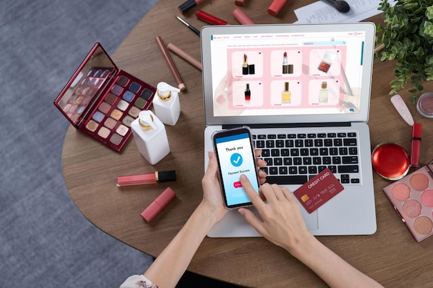 Foto mujer comprando en línea en el mercado de internet buscando artículos en venta para un estilo de vida moderno y usando tarjeta de crédito para pagos en línea desde una billetera protegida por el mejor software de seguridad cibernética