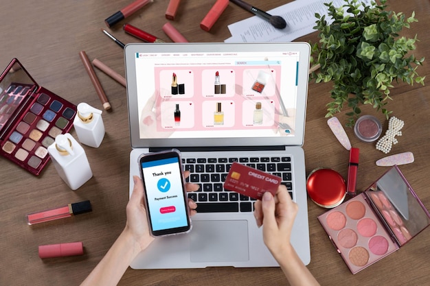 Foto mujer comprando en línea en el mercado de internet buscando artículos en venta para un estilo de vida moderno y usando tarjeta de crédito para pagos en línea desde una billetera protegida por el mejor software de seguridad cibernética