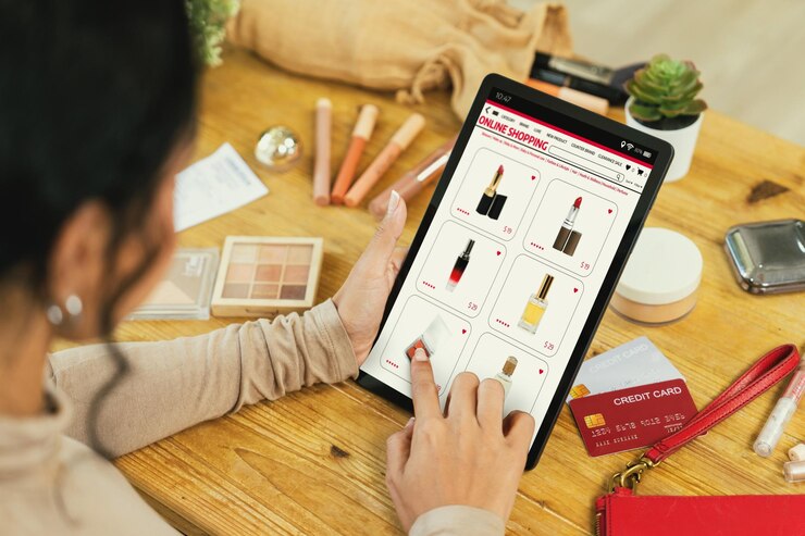 Foto mujer comprando en línea en el mercado de internet buscando artículos en venta para un estilo de vida moderno y usando tarjeta de crédito para pagos en línea desde una billetera protegida por un software crucial de seguridad cibernética