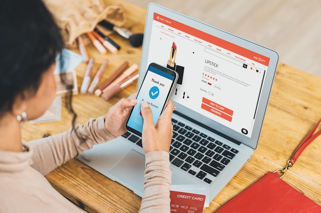 Mujer comprando en línea en el mercado de Internet buscando artículos en venta para un estilo de vida moderno y usando tarjeta de crédito para pagos en línea desde una billetera protegida por un software crucial de seguridad cibernética