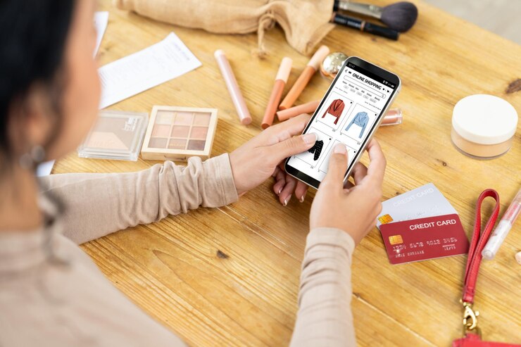 Foto mujer comprando en línea en el mercado de internet buscando artículos en venta para un estilo de vida moderno y usando tarjeta de crédito para pagos en línea desde una billetera protegida por un software crucial de seguridad cibernética