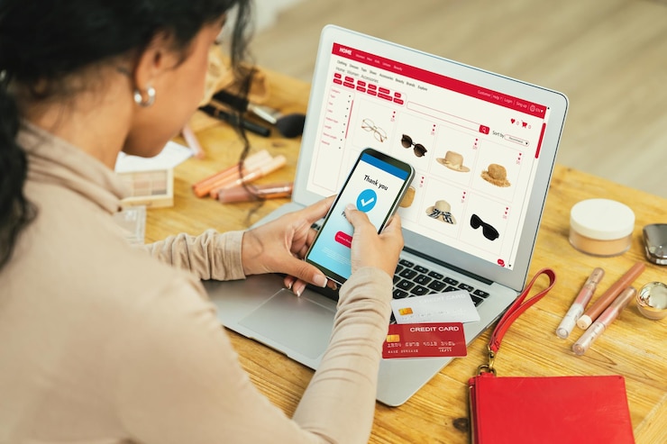Foto mujer comprando en línea en el mercado de internet buscando artículos en venta para un estilo de vida moderno y usando tarjeta de crédito para pagos en línea desde una billetera protegida por un software crucial de seguridad cibernética