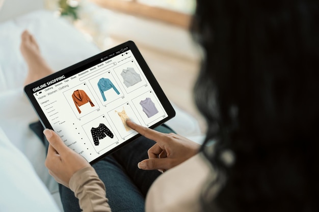 Mujer comprando en línea en el mercado de Internet buscando artículos en venta para un estilo de vida moderno y usando tarjeta de crédito para pagos en línea desde una billetera protegida por un software crucial de seguridad cibernética