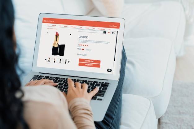 Mujer comprando en línea en el mercado de Internet buscando artículos en venta para un estilo de vida moderno y usando tarjeta de crédito para pagos en línea desde una billetera protegida por un software crucial de seguridad cibernética
