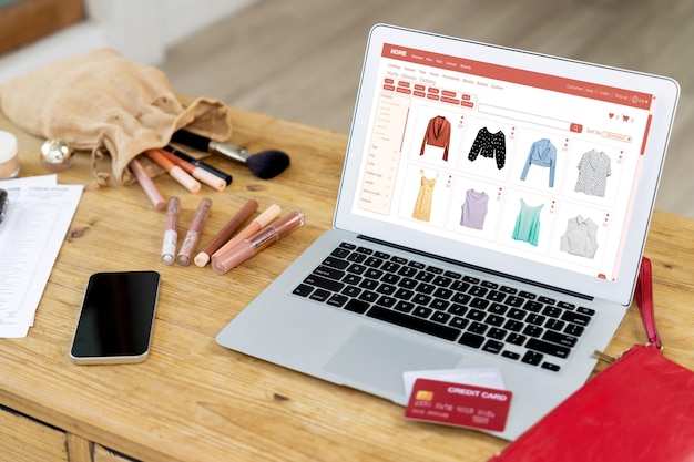 Mujer comprando en línea en el mercado de Internet buscando artículos en venta para un estilo de vida moderno y usando tarjeta de crédito para pagos en línea desde una billetera protegida por un software crucial de seguridad cibernética