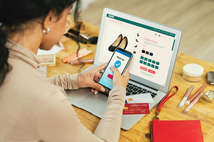 Foto mujer comprando en línea en el mercado de internet buscando artículos en venta para un estilo de vida moderno y usando tarjeta de crédito para pagos en línea desde una billetera protegida por un software crucial de seguridad cibernética