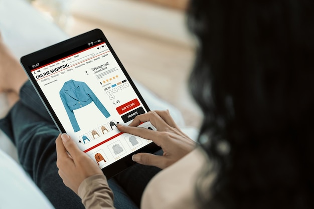 Mujer comprando en línea en el mercado de Internet buscando artículos en venta para un estilo de vida moderno y usando tarjeta de crédito para pagos en línea desde una billetera protegida por un software crucial de seguridad cibernética