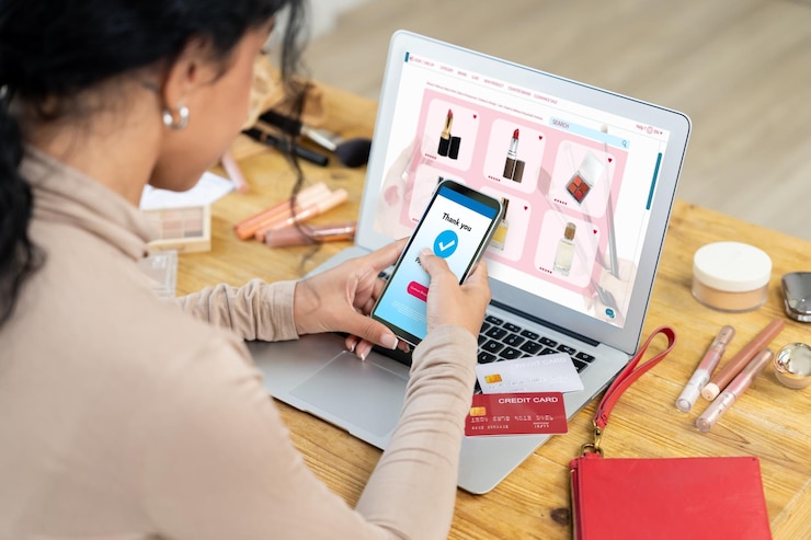 Foto mujer comprando en línea en el mercado de internet buscando artículos en venta para un estilo de vida moderno y usando tarjeta de crédito para pagos en línea desde una billetera protegida por un software crucial de seguridad cibernética