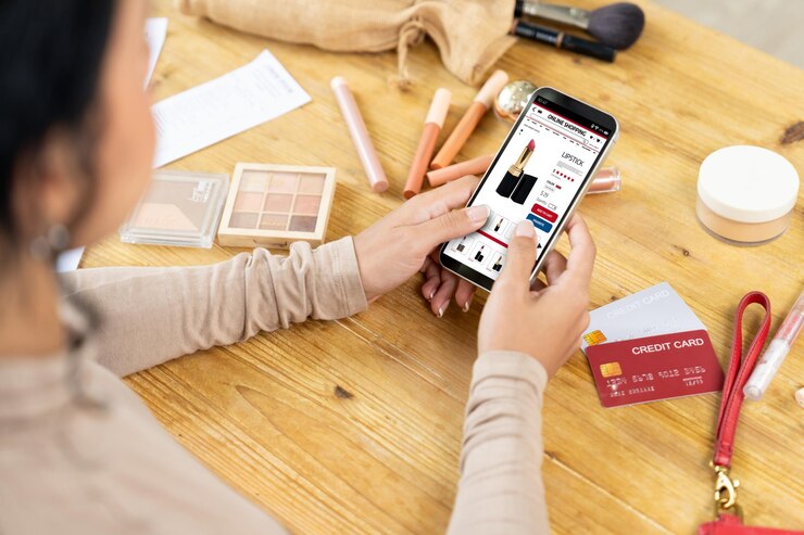 Foto mujer comprando en línea en el mercado de internet buscando artículos en venta para un estilo de vida moderno y usando tarjeta de crédito para pagos en línea desde una billetera protegida por un software crucial de seguridad cibernética