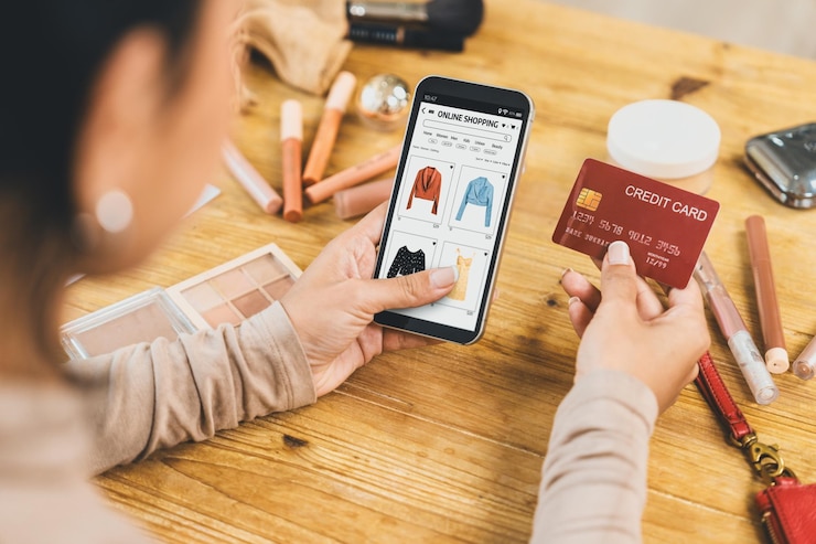 Foto mujer comprando en línea en el mercado de internet buscando artículos en venta para un estilo de vida moderno y usando tarjeta de crédito para pagos en línea desde una billetera protegida por un software crucial de seguridad cibernética