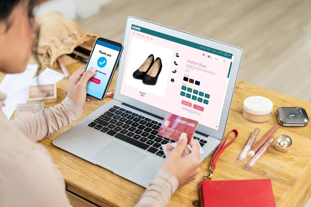 Mujer comprando en línea en el mercado de Internet buscando artículos en venta para un estilo de vida moderno y usando tarjeta de crédito para pagos en línea desde una billetera protegida por un software crucial de seguridad cibernética