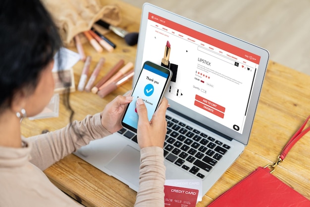 Mujer comprando en línea en el mercado de Internet buscando artículos en venta para un estilo de vida moderno y usando tarjeta de crédito para pagos en línea desde una billetera protegida por un software crucial de seguridad cibernética
