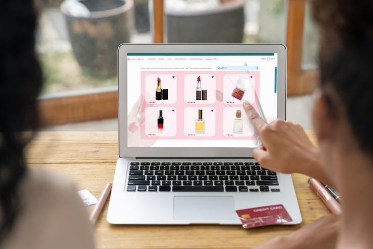 Foto mujer comprando en línea en el mercado de internet buscando artículos en venta para un estilo de vida moderno y usando tarjeta de crédito para pagos en línea desde una billetera protegida por un software crucial de seguridad cibernética