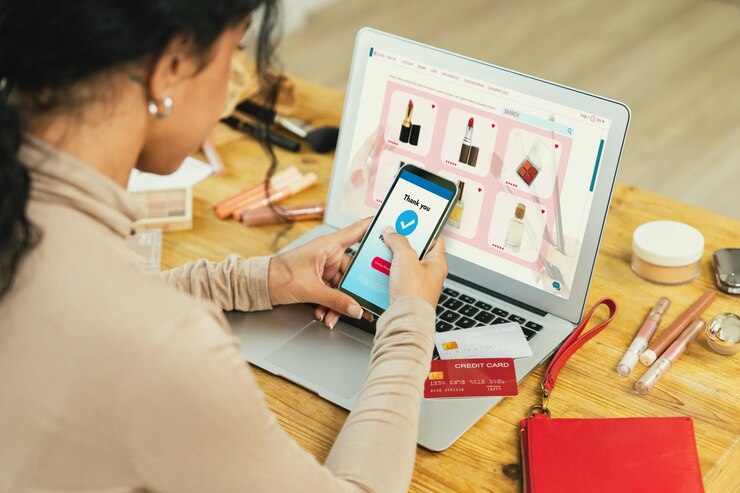 Foto mujer comprando en línea en el mercado de internet buscando artículos en venta para un estilo de vida moderno y usando tarjeta de crédito para pagos en línea desde una billetera protegida por un software crucial de seguridad cibernética