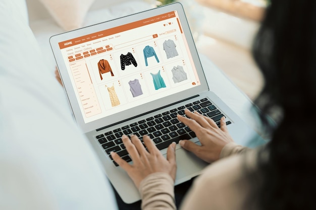 Mujer comprando en línea en el mercado de Internet buscando artículos en venta para un estilo de vida moderno y usando tarjeta de crédito para pagos en línea desde una billetera protegida por un software crucial de seguridad cibernética