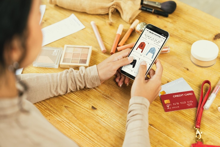 Foto mujer comprando en línea en el mercado de internet buscando artículos en venta para un estilo de vida moderno y usando tarjeta de crédito para pagos en línea desde una billetera protegida por un software crucial de seguridad cibernética